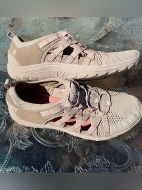 Skechers Regae Fest Neap Beige Knit Slip-On Sneakers with Pink Accents Size 9
